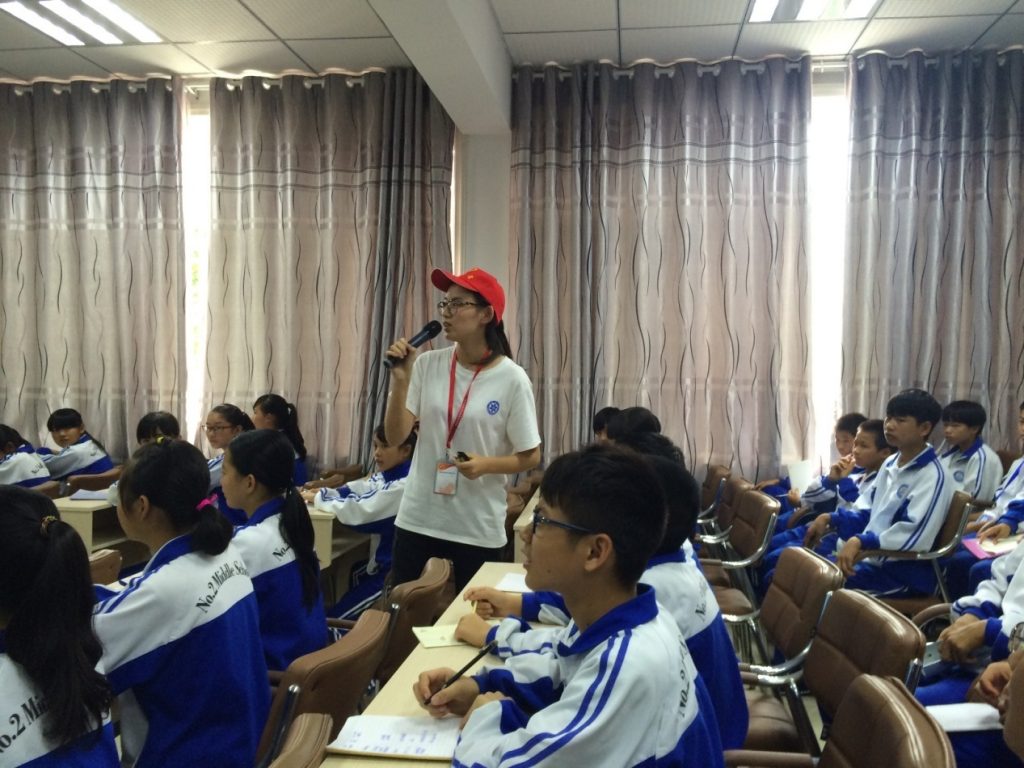 王琦同学在做报告（1）